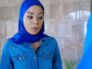 Tiny muslimischen mädchen gefickt von zwei Mover